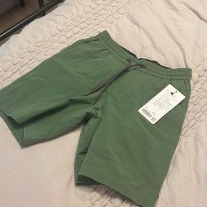 Lulu lemon Bowline 8” Short